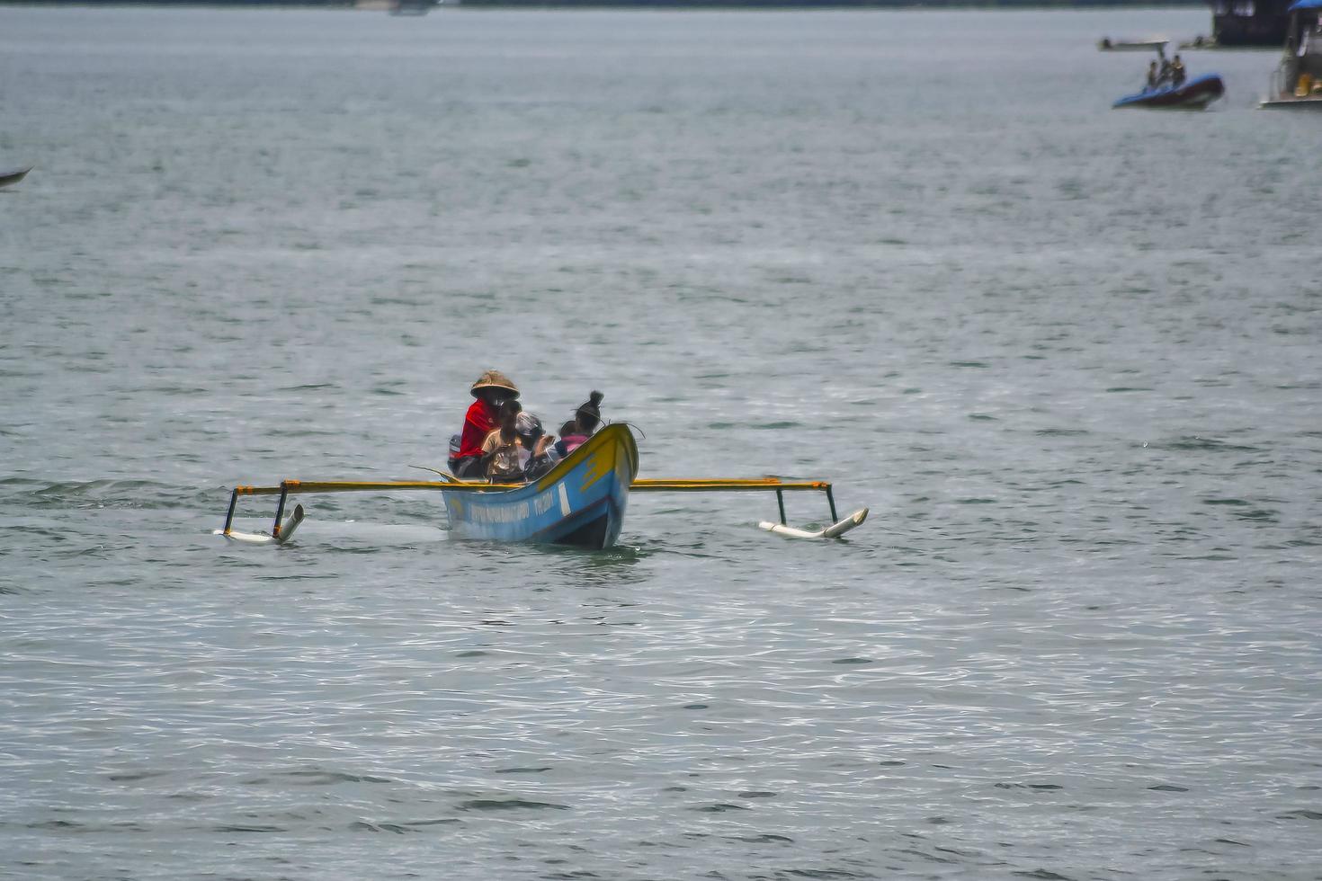 Sorong, West-Papua, Indonesien, 2021. Dorfbewohner, der das Meer mit einem Holzboot überquert. foto