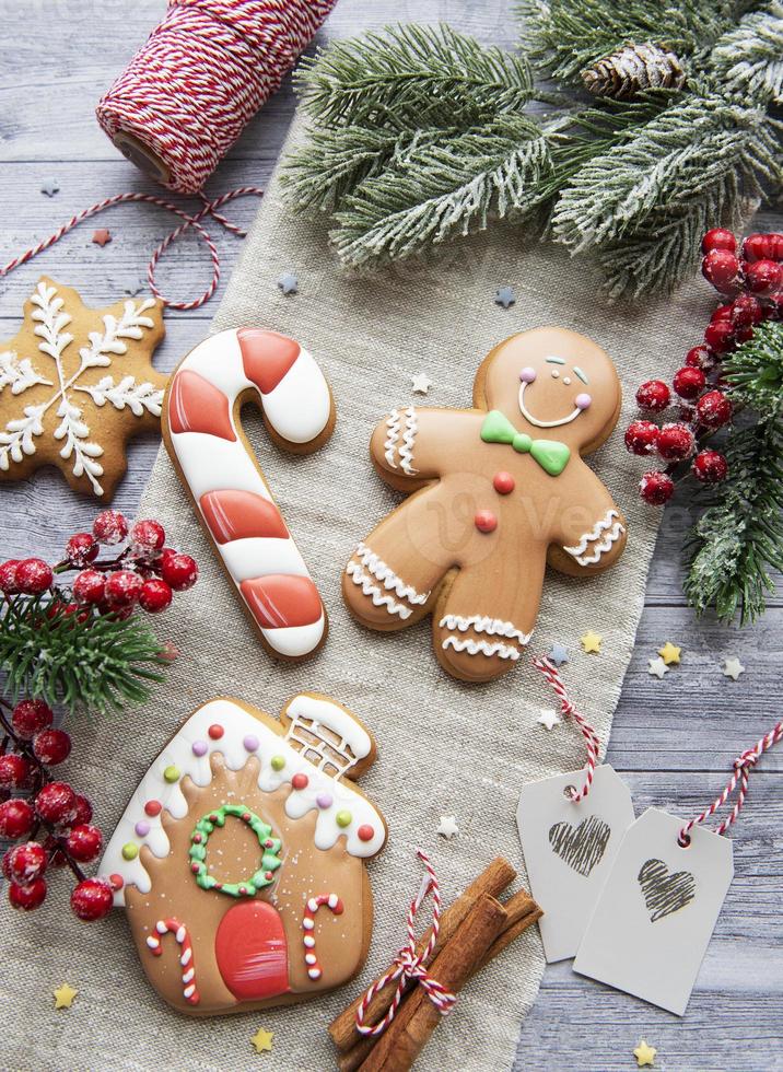 Weihnachtslebkuchenplätzchen auf dunklem Hintergrund foto