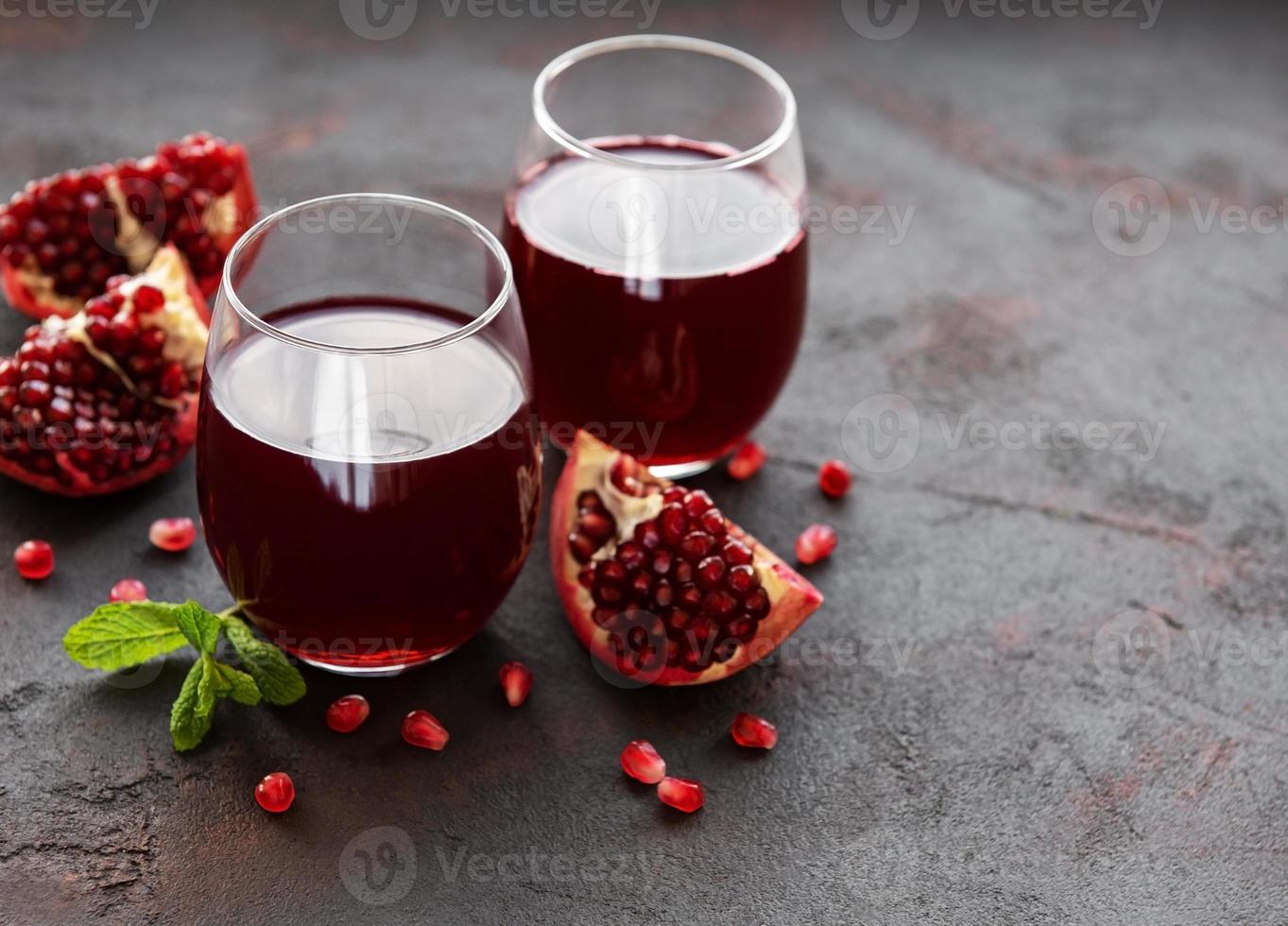 Granatapfelsaft mit frischen Granatapfelfrüchten foto