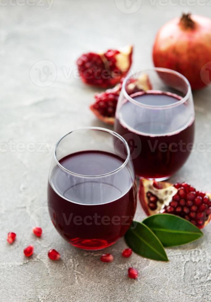 Granatapfelsaft mit frischen Granatapfelfrüchten foto