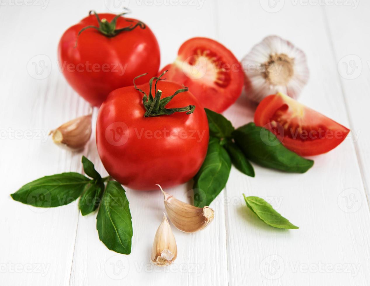 Tomaten und grünes Basilikum foto
