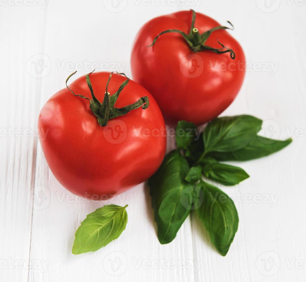 Tomaten und grünes Basilikum foto