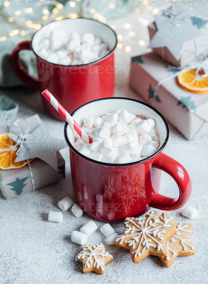 weihnachtlicher heißer kakao in der roten tasse foto