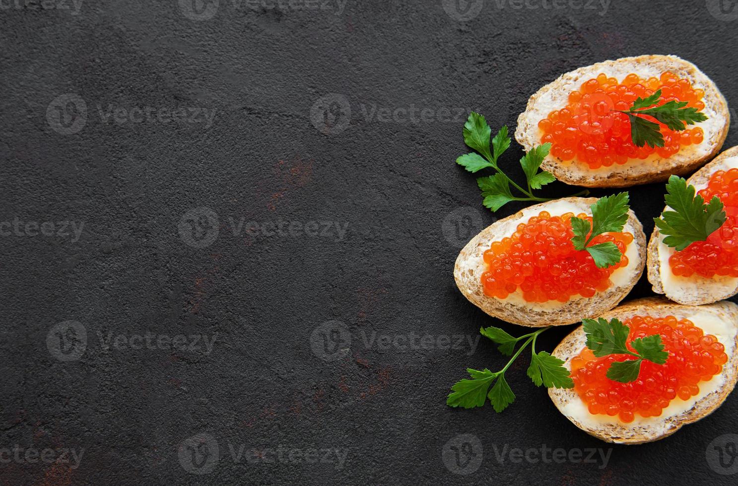 Sandwiches mit rotem Kaviar foto