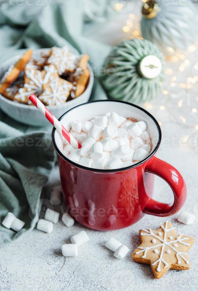 weihnachtlicher heißer kakao in der roten tasse foto