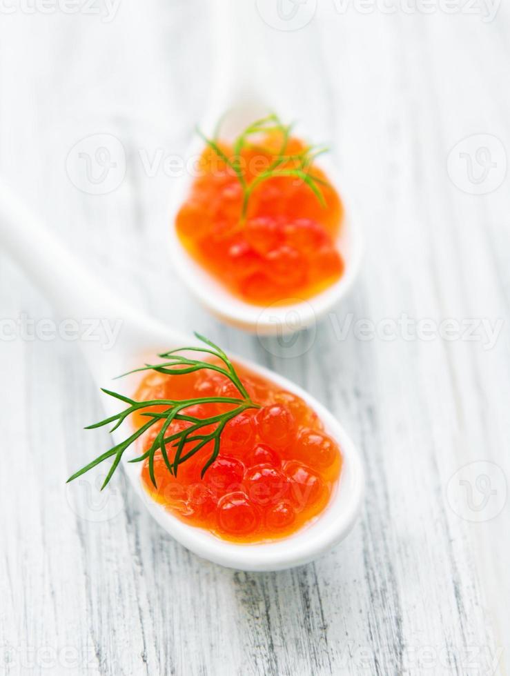 Löffel mit leckerem roten Kaviar foto