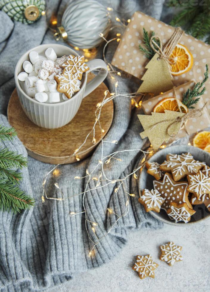 heiße Schokolade mit Marshmallows, warmes gemütliches Weihnachtsgetränk foto