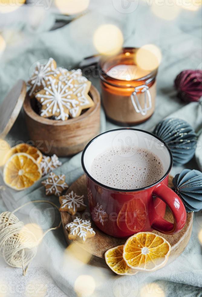weihnachtlicher heißer kakao in der roten tasse foto
