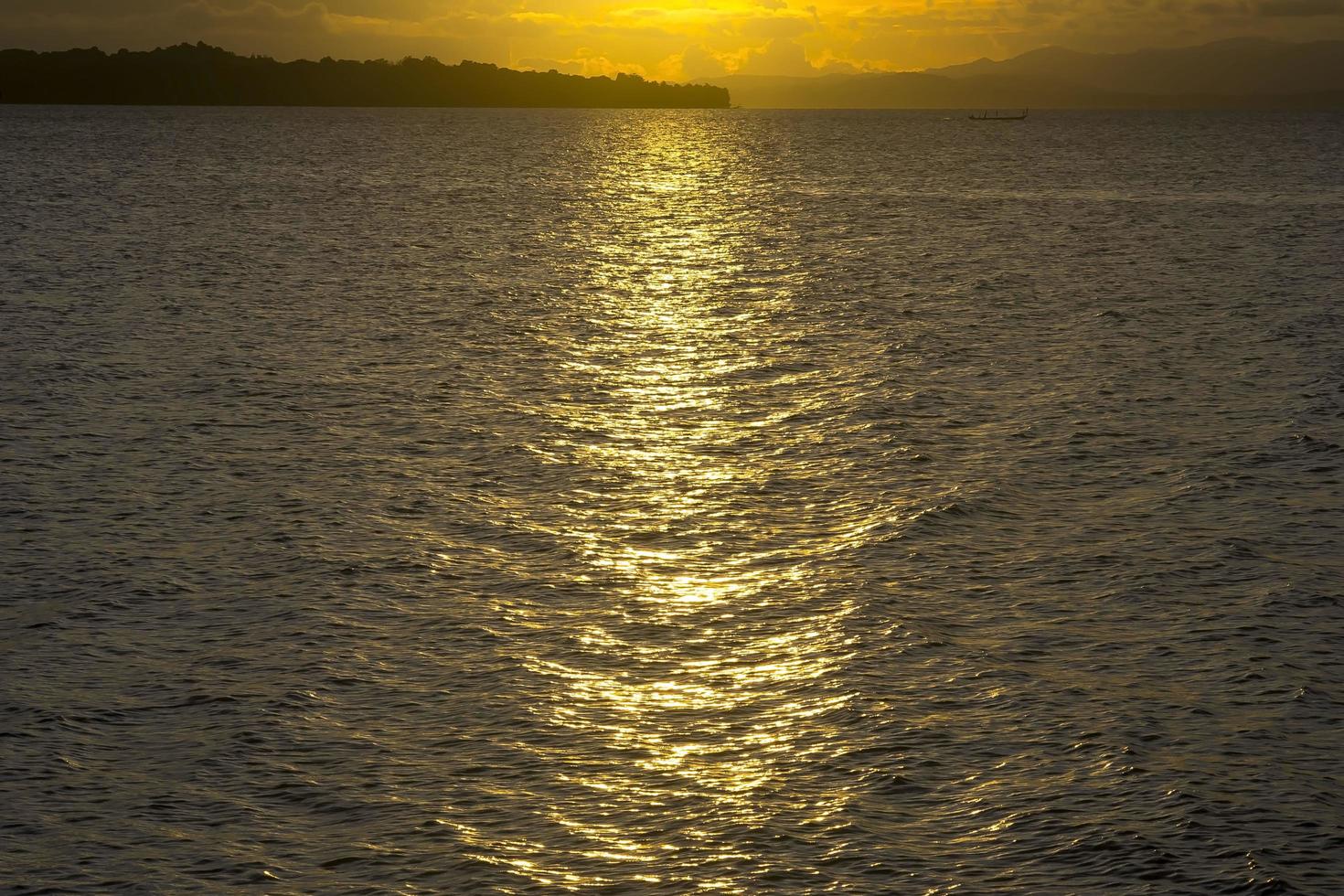 Sonnenunterganghimmel über dem Meer. Landschaftslandschaft des Meeres, der felsigen Küste und der Insel foto