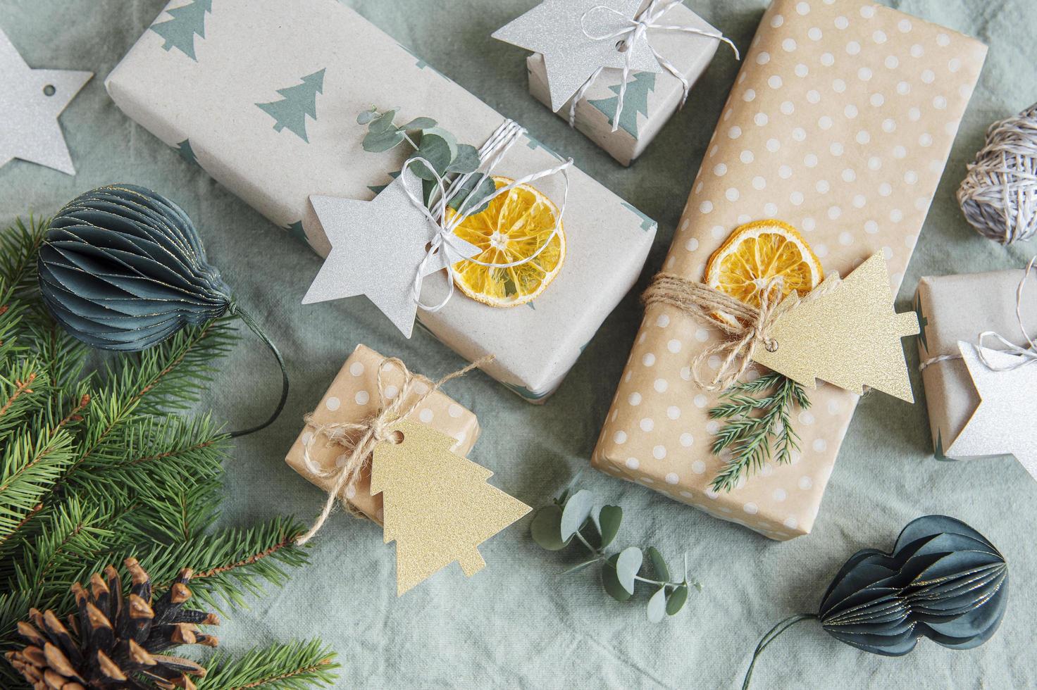 Weihnachtsdekorative hausgemachte Geschenkboxen in braunem Kraftpapier verpackt foto