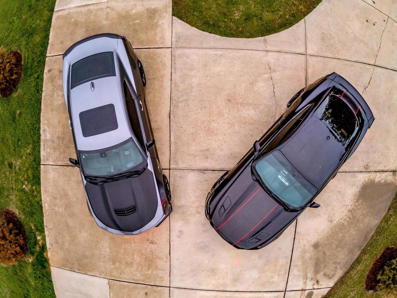 zwei Autos in privater Einfahrt geparkt foto