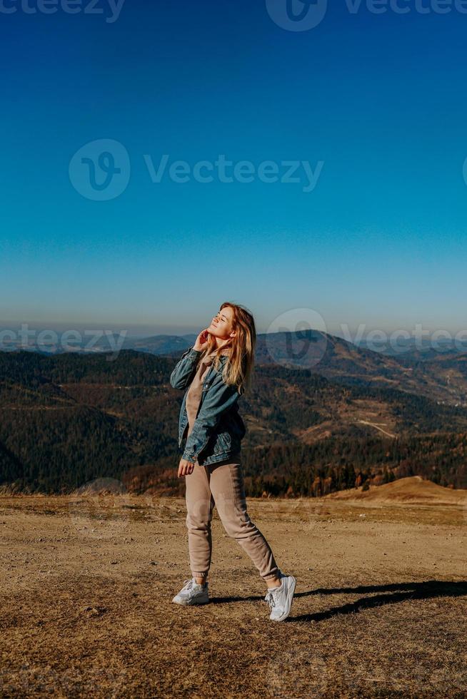 Herbst in den Bergen. glückliches Mädchen. Natur und Reisen. vertikales Foto. foto