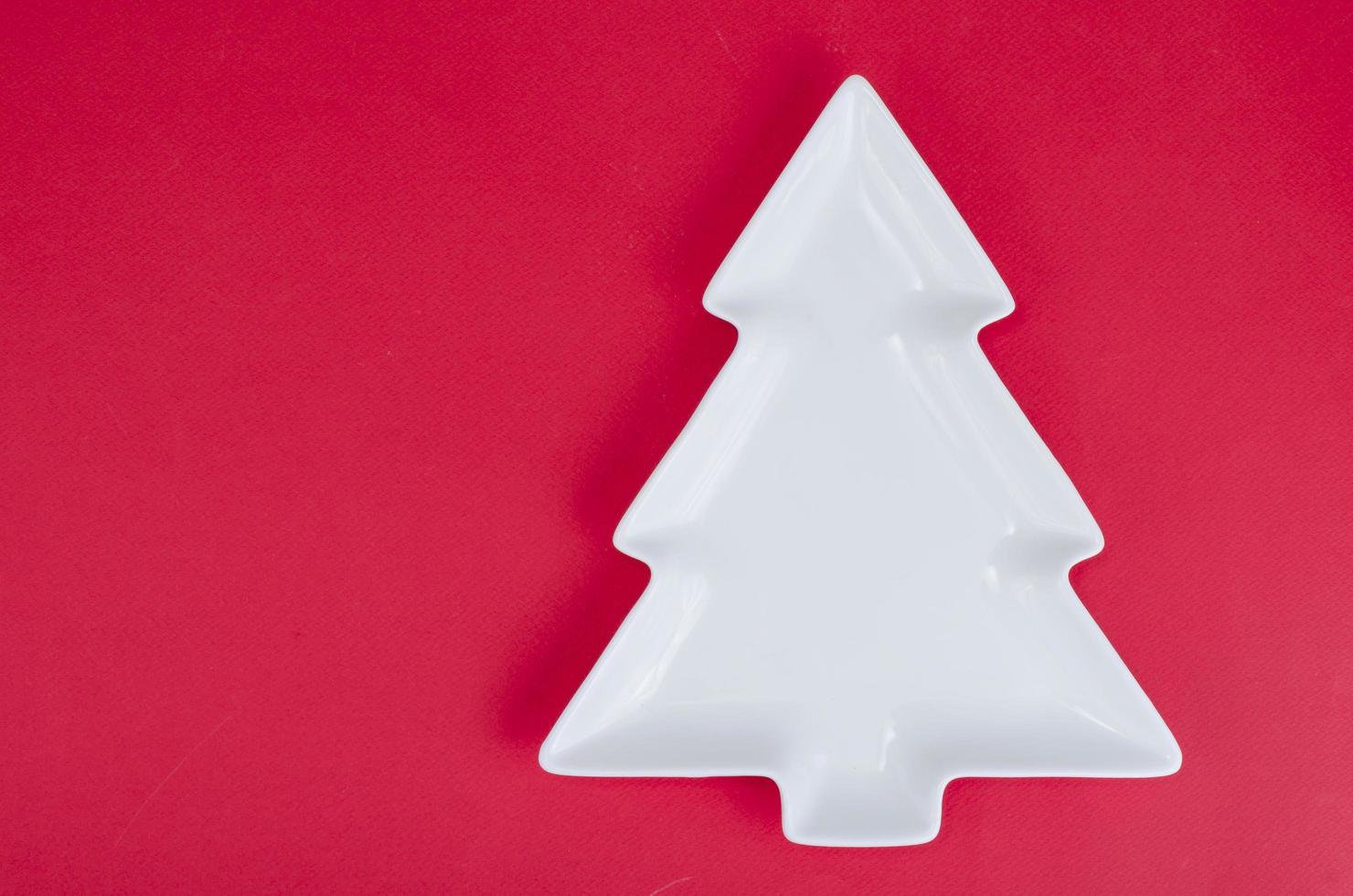 leere weiße weihnachtsbaumplatte für festliche tafelweihnachtseinstellung. foto