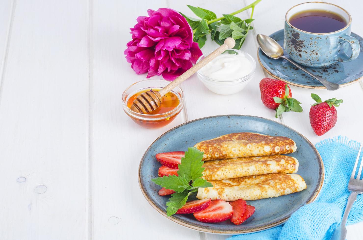 Gourmet-Frühstück. köstliche süße gebratene Pfannkuchen mit frischen Erdbeeren. foto