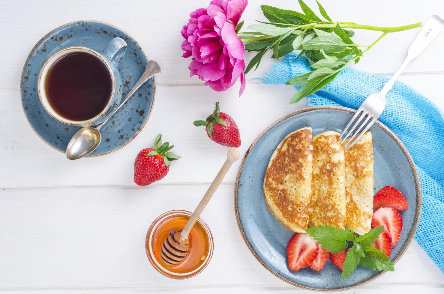 Gourmet-Frühstück. köstliche süße gebratene Pfannkuchen mit frischen Erdbeeren. foto