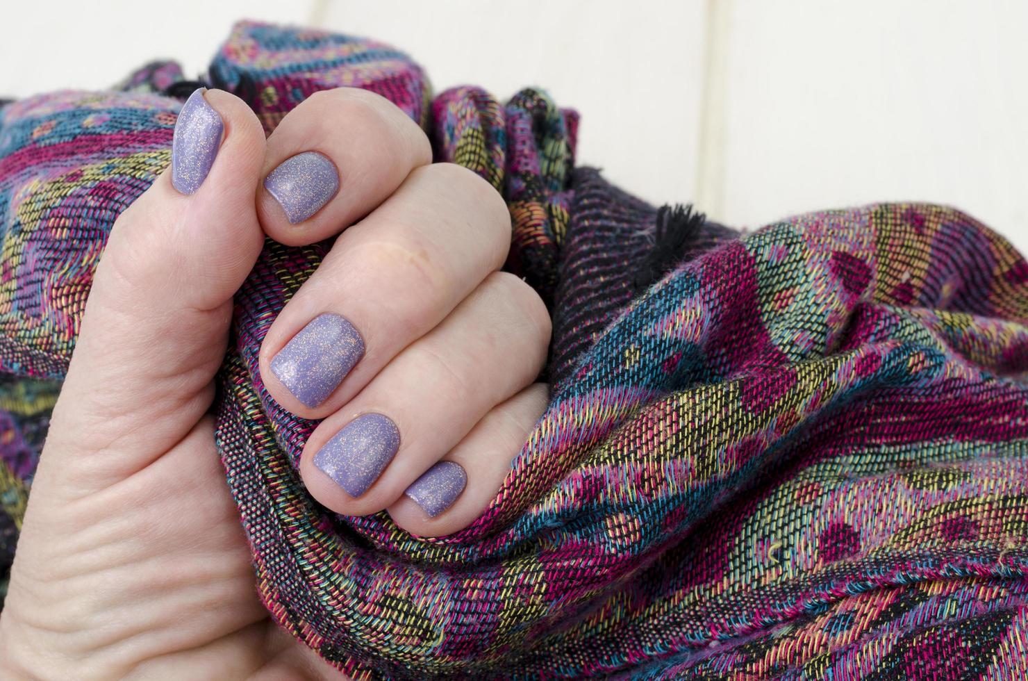 Hand einer erwachsenen Frau mit lackierten Nägeln, Maniküre, Nagellack foto