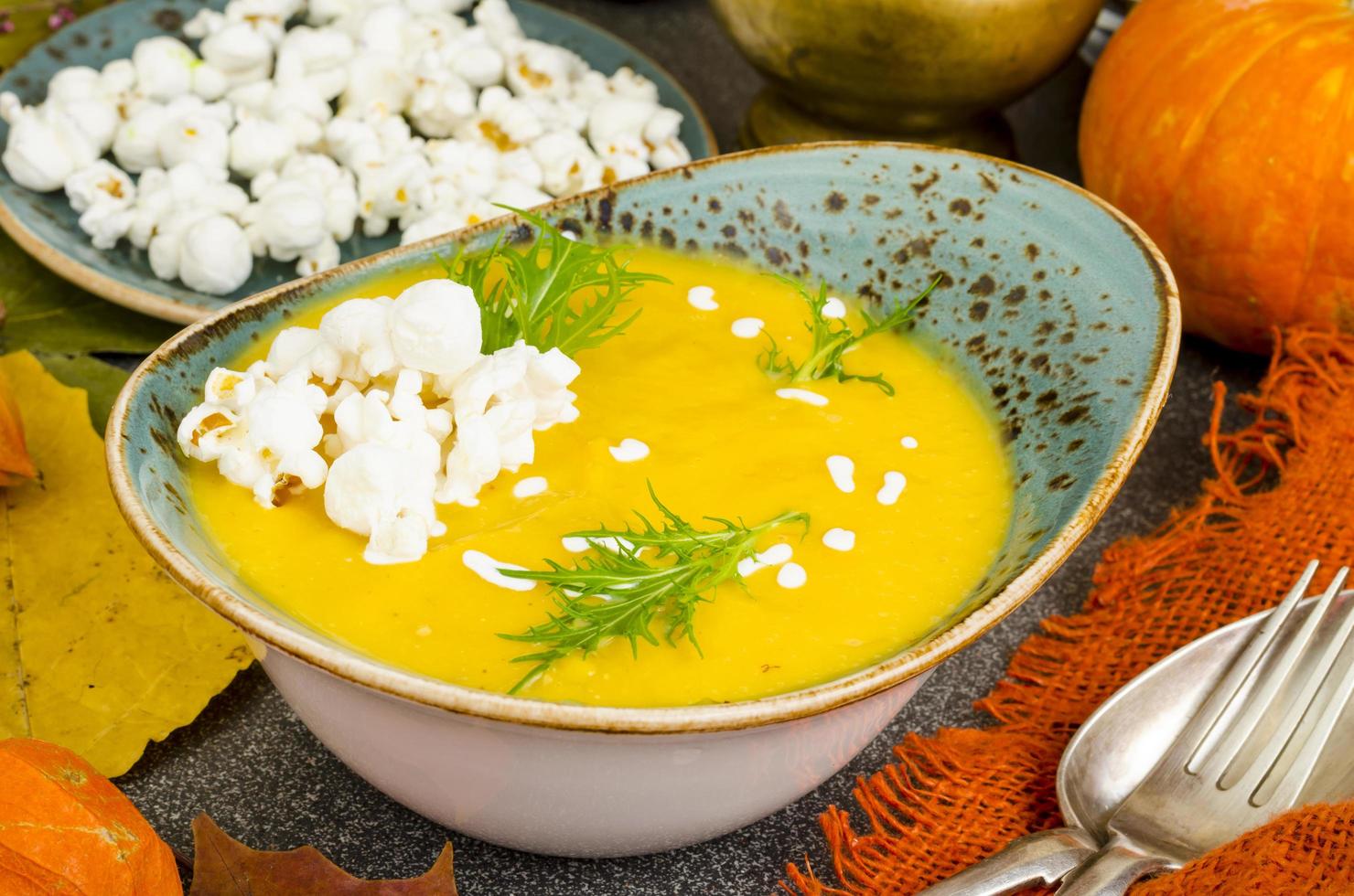 Kürbiscremesuppe der Saison mit Popcorn. Foto