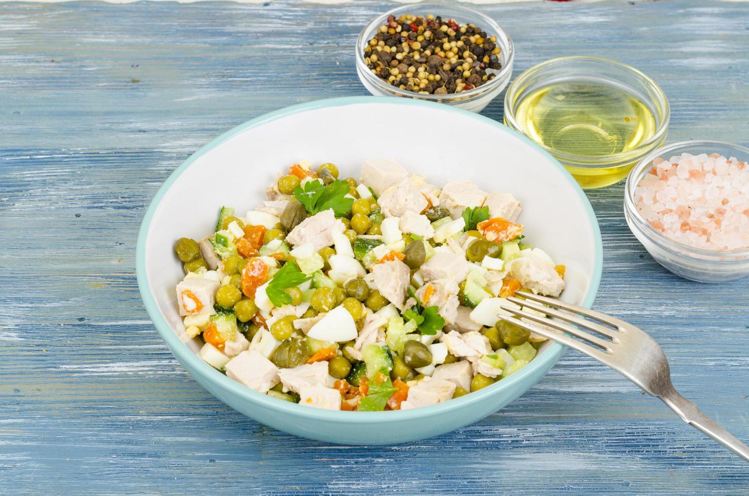 Salat mit Gemüse, Fleisch und Kapern mischen foto