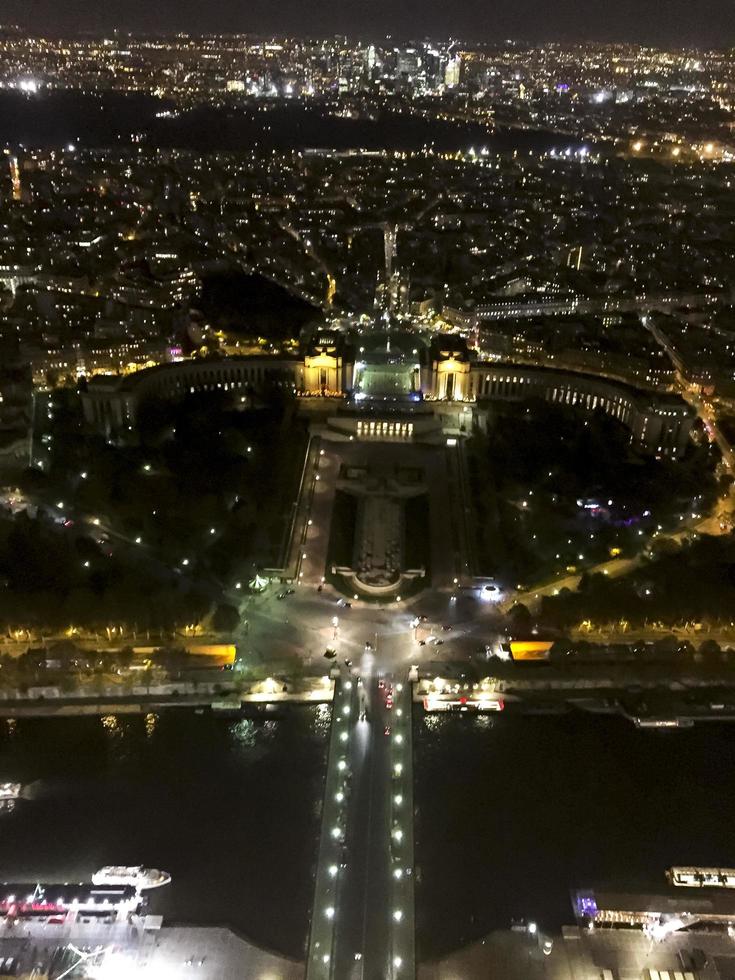 Nachtansicht, Panorama von Paris von der Spitze des Eiffelturms. foto