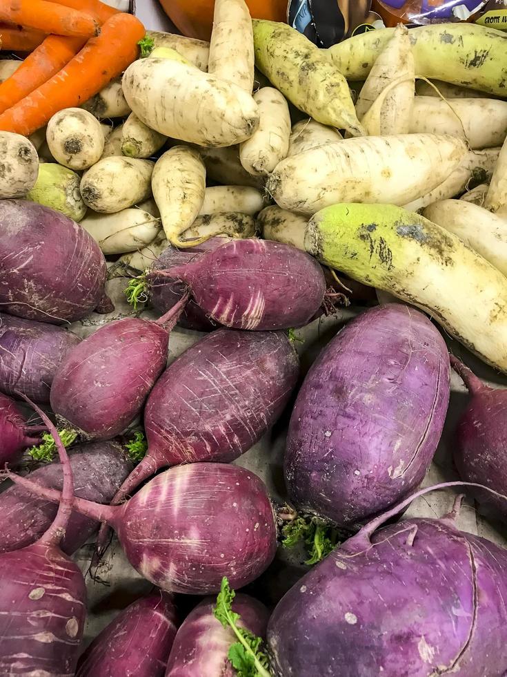 frisches natürliches Gemüse vom Bauernhof, Daikon, Nicht-GVO. Studiofoto. foto