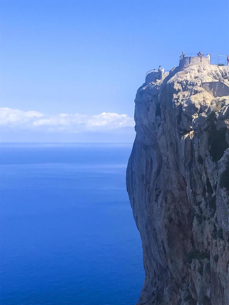 Landschaftsansichten von Cape Formentor, Touristen. Foto