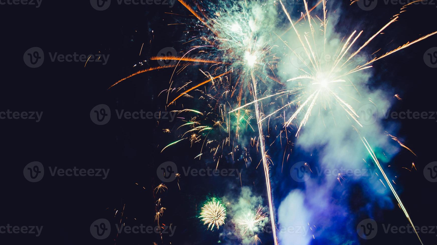 Silvesterfeuerwerk. abstrakte bunte Feuerwerk, Hintergrund festliches neues Jahr mit Feuerwerk, Vektor-Illustration. foto