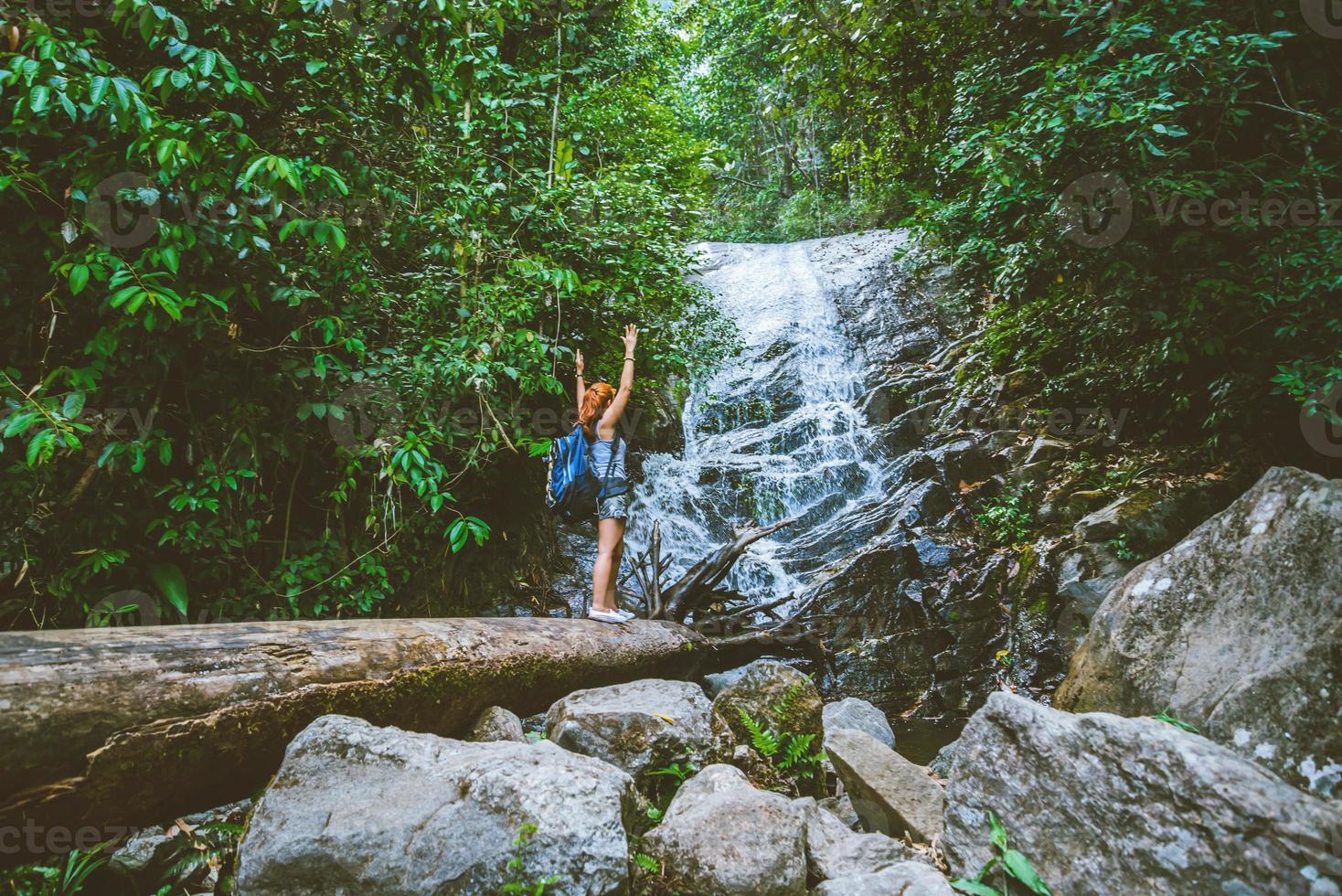 Frauen reisen. frau asien reisende reisen naturwälder, berge, wasserfälle. Reisen Sie Siliphum Wasserfall in Chiangmai, in Thailand. foto