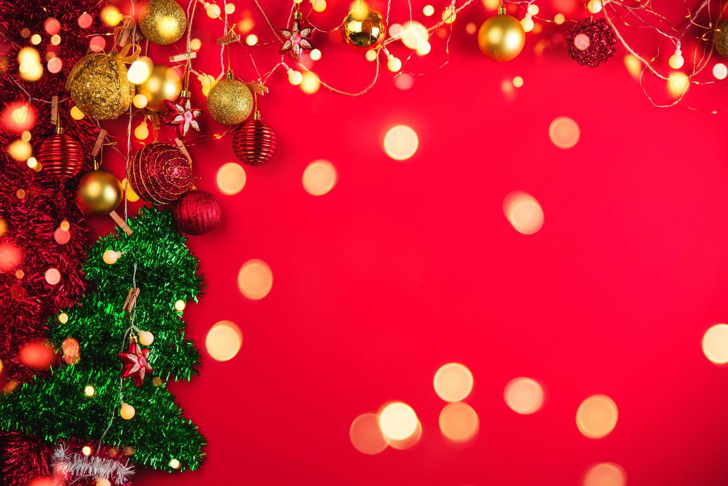 Weihnachtsdekoration Kugeln und Ornamente über abstrakten Bokeh-Hintergrund mit Textfreiraum. Feiertagshintergrundgrußkarte für Weihnachten und neues Jahr. Frohe Weihnachten foto
