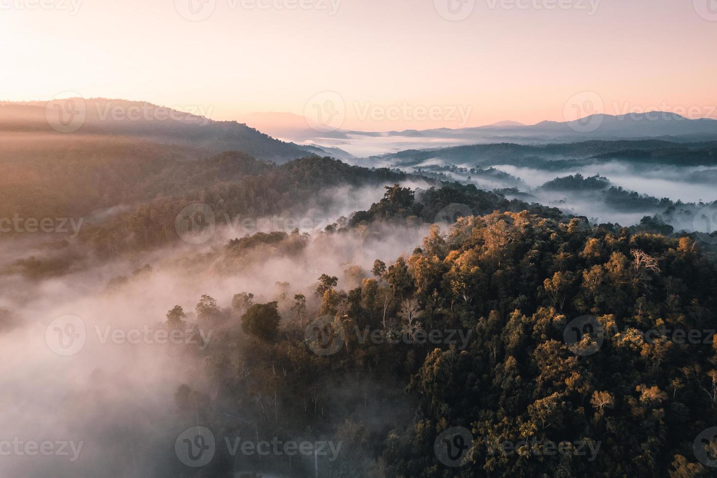 Fliegen über den Wolken Sonnenaufgang und Nebel foto