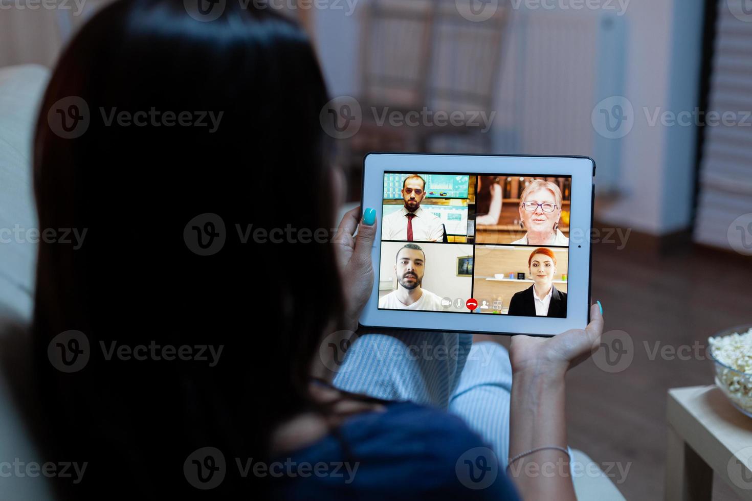 Frau hört Online-Training auf Tablet zu foto