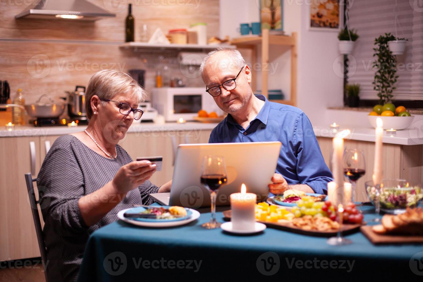 alte frau, die online bezahlt foto