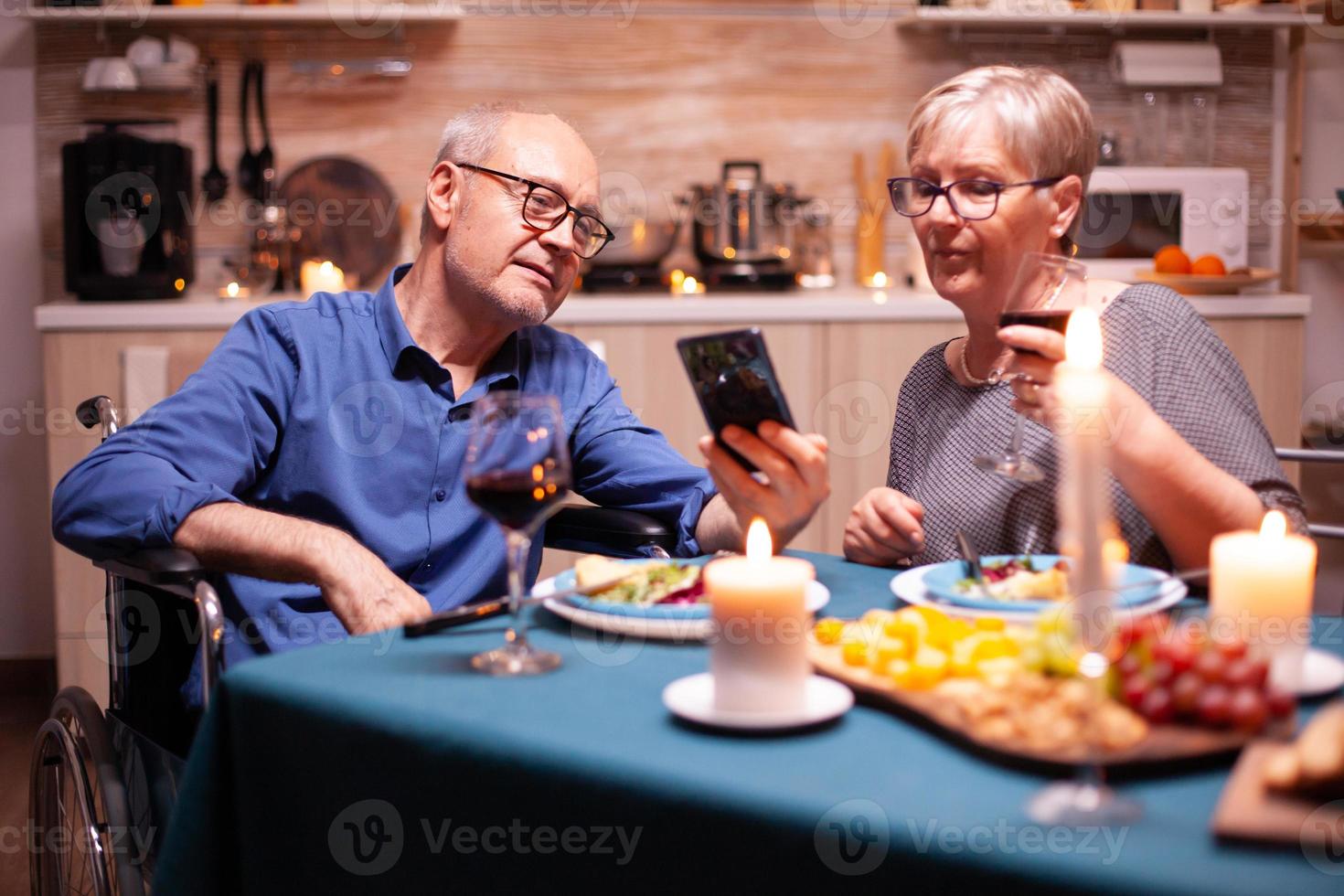 Mann im Rollstuhl mit Telefon foto