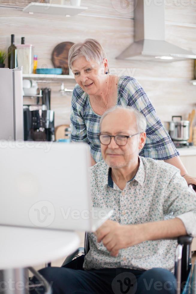 fröhliche ältere Frau in Videokonferenz foto