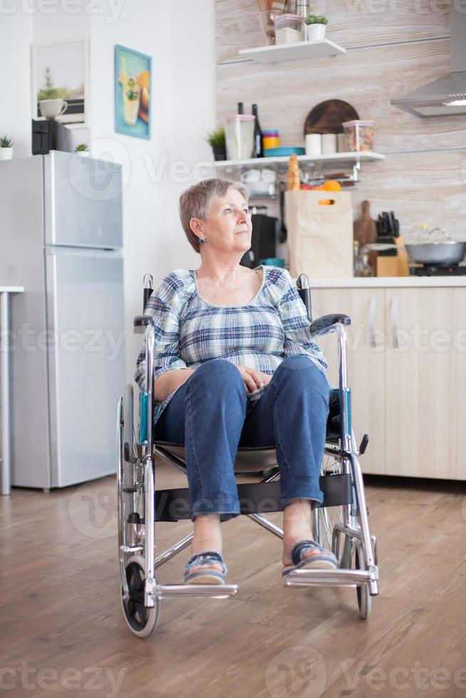 behinderte traurige frau, die im rollstuhl sitzt foto