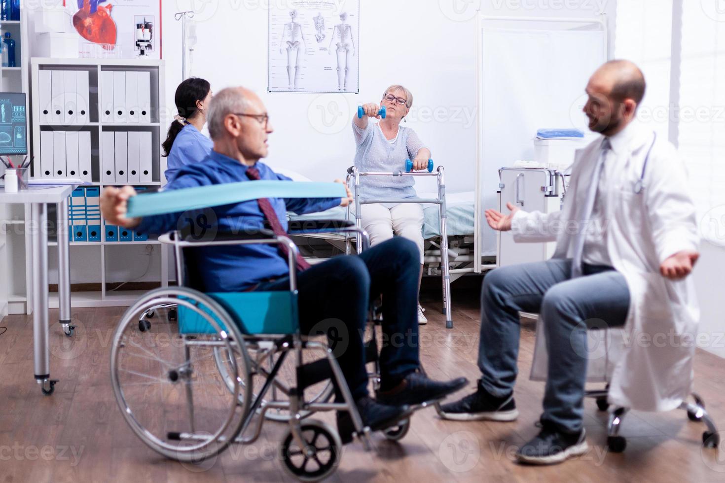 Invalide im Rollstuhl beim Muskelaufbau foto