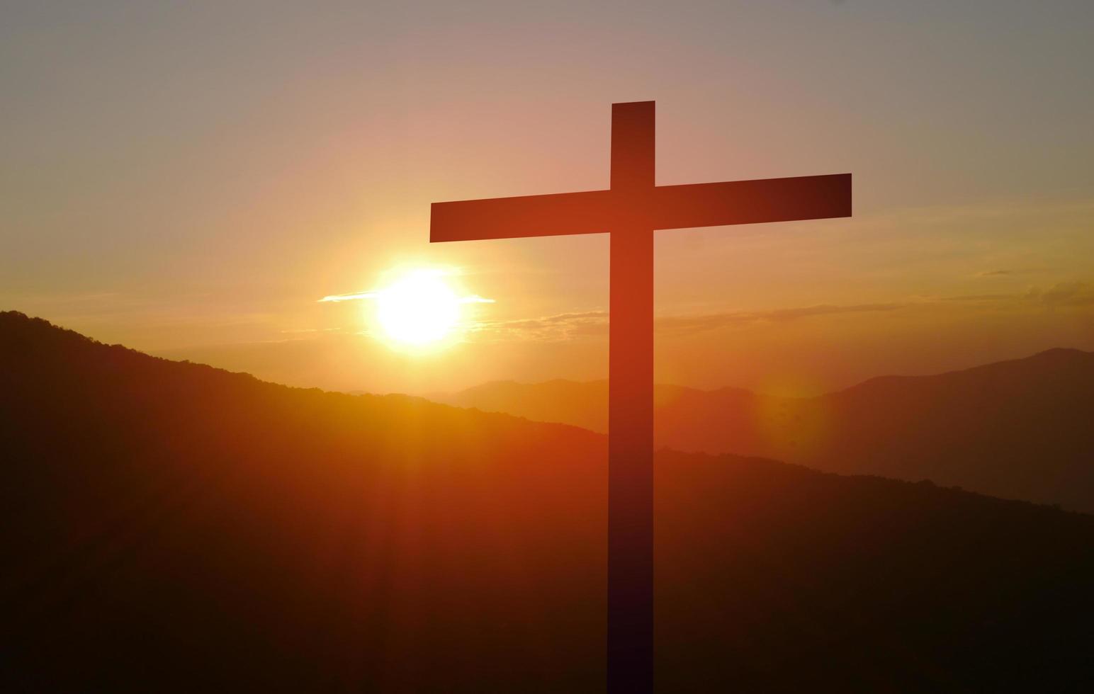 christliches konzept das kreuz von jesus christus auf dem hintergrund bei sonnenuntergang religion foto