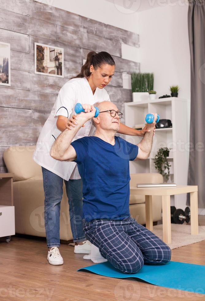 Arzt hilft älteren Patienten foto