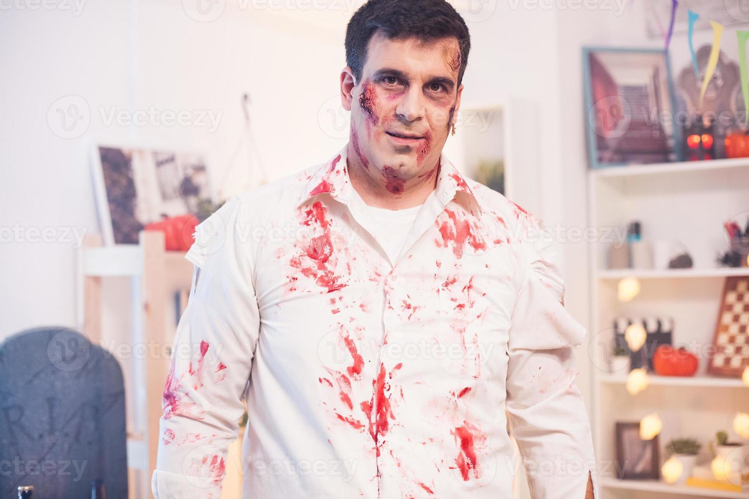 Porträt eines Mannes mit einem Zombie-Kostüm foto