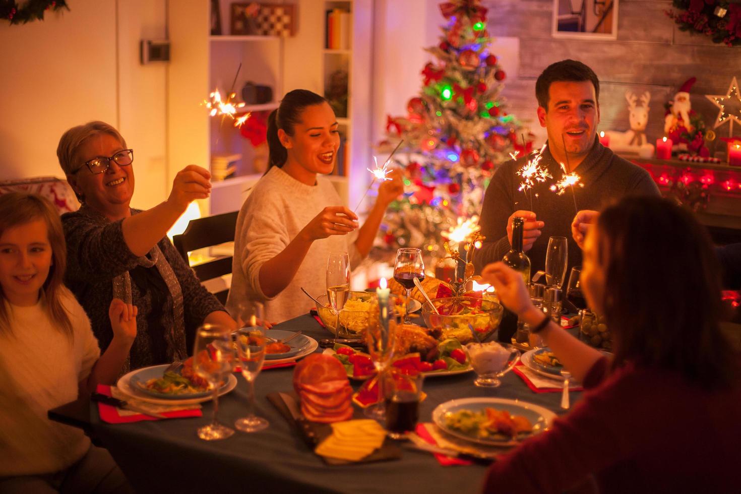 große glückliche Familie, die bei der Weihnachtsfeier singt foto