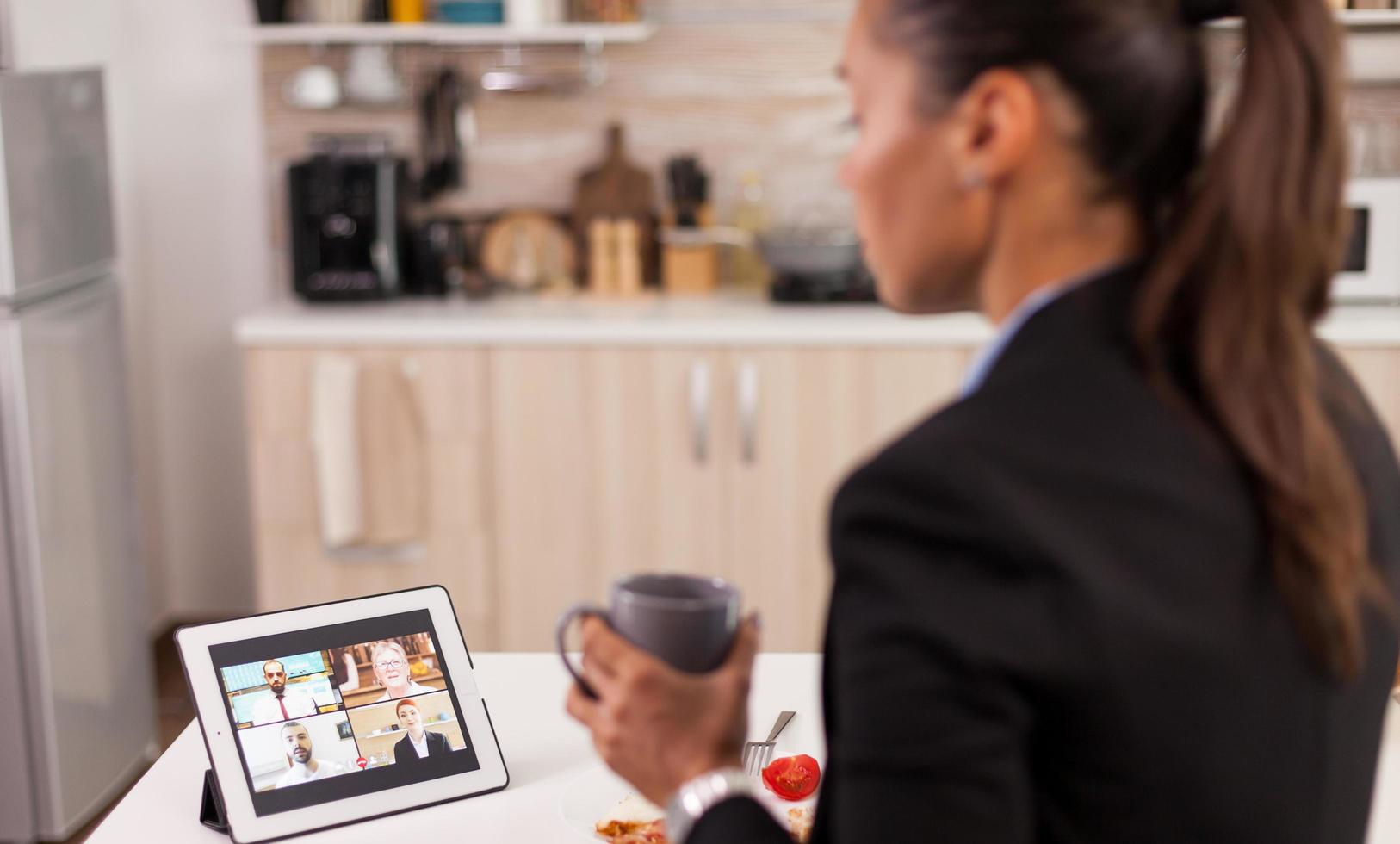 Online-Telefonkonferenz am Morgen foto