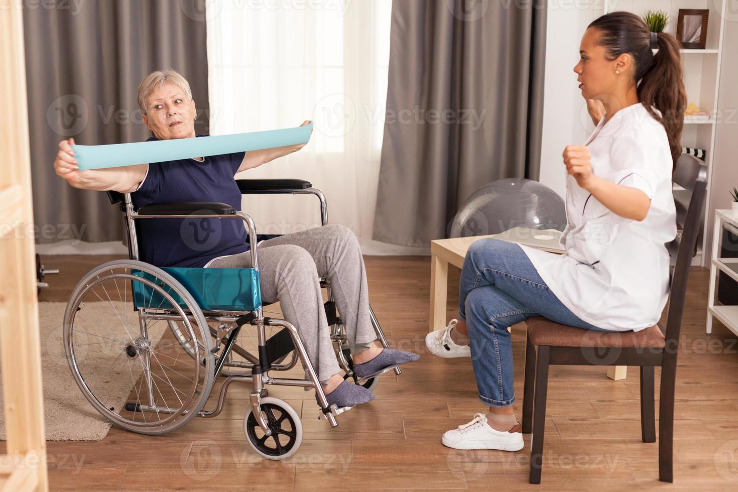 alte Dame im Rollstuhl trainiert foto
