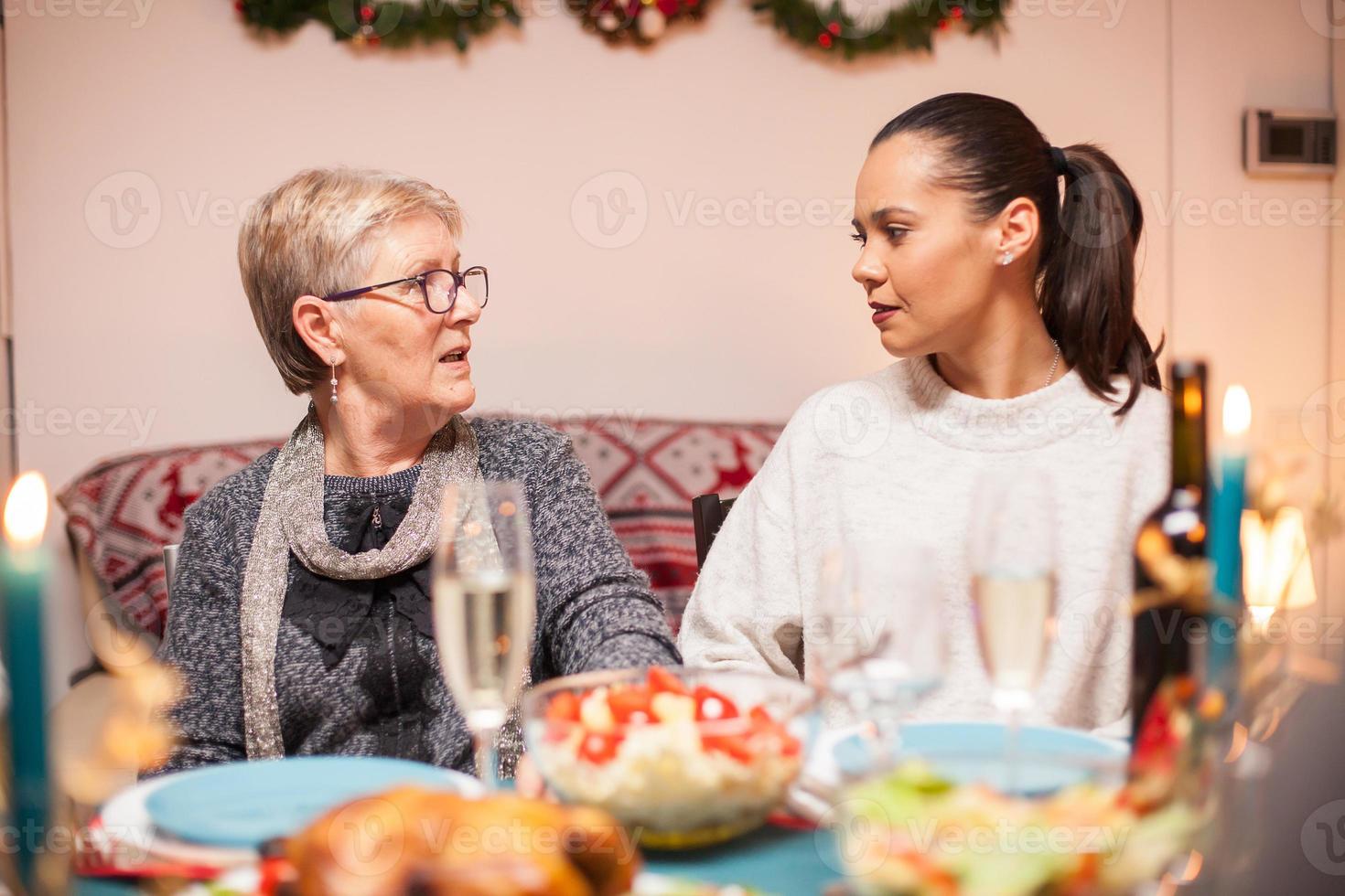 Porträt einer jungen Frau, die ein Gespräch führt foto