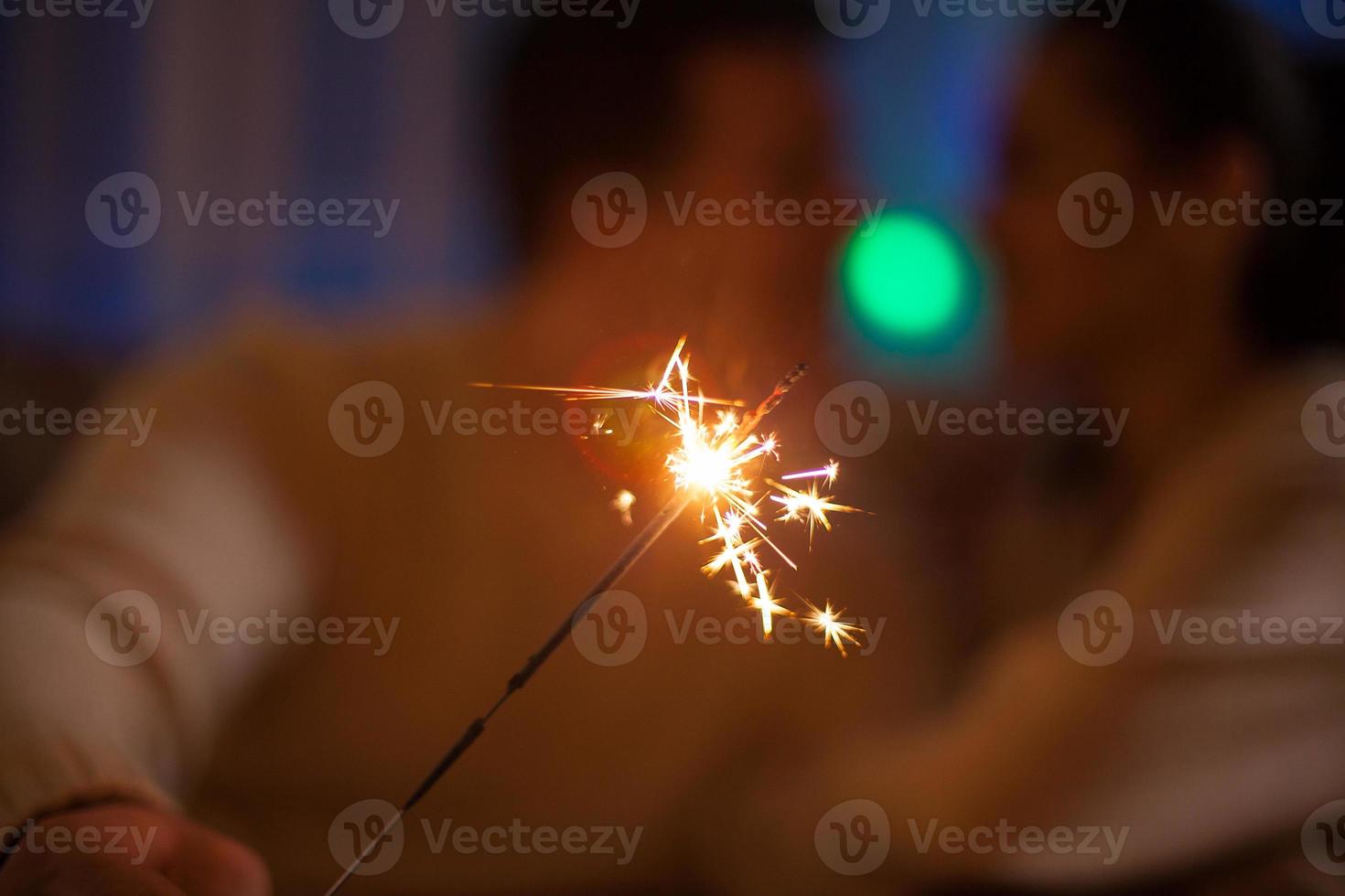 paar in passenden engen halten bengal lichter foto