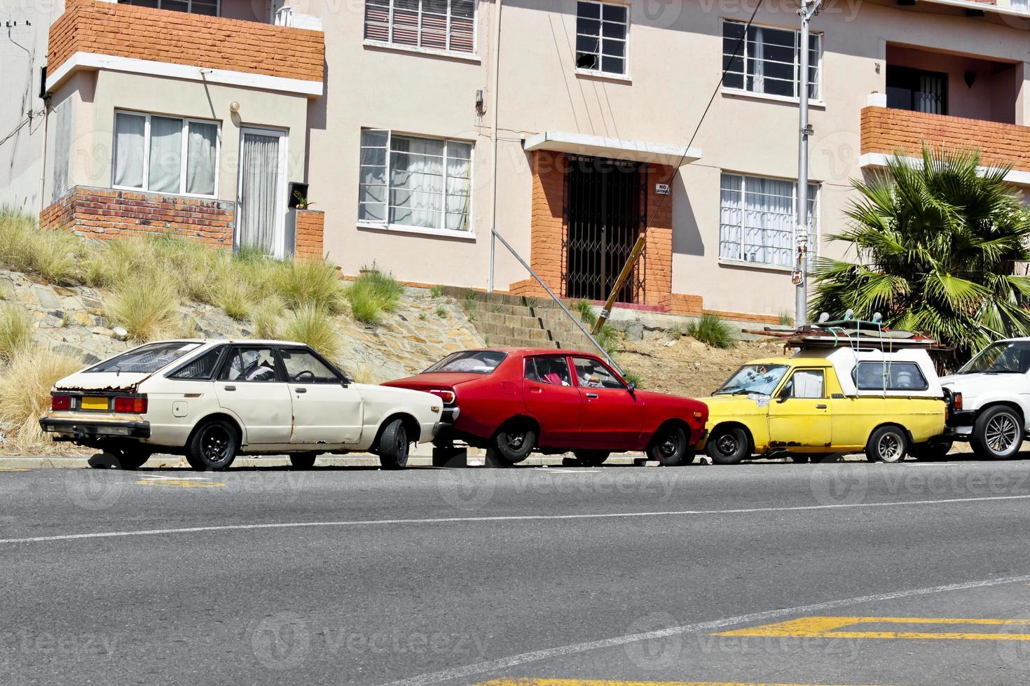 kaputte autowracks in kapstadt, südafrika stadtleben. foto
