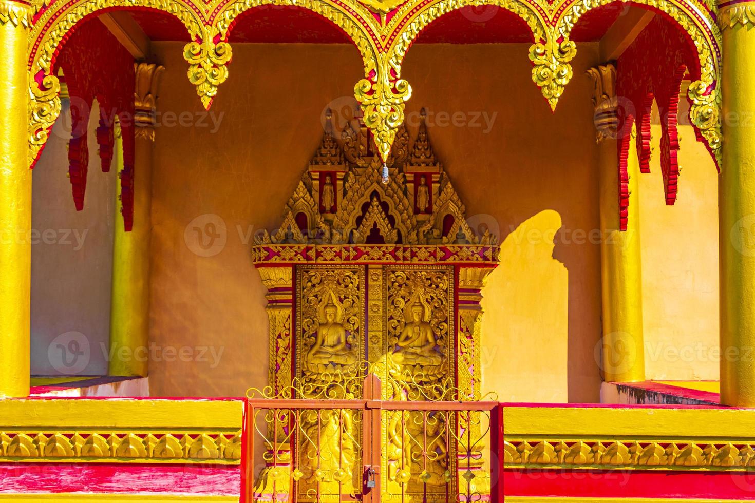 wat phol phao buddhistischer tempel eingangstür luang prabang laos. foto