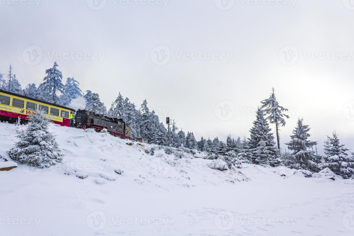 Dampfende Brockenbahn Lokomotive in Winterlandschaft Brocken Harz Deutschland. foto