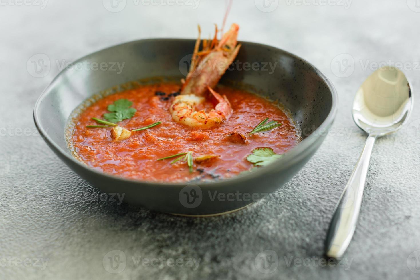 Nahaufnahme einer spanischen kalten Gemüsesuppe Gazpacho foto