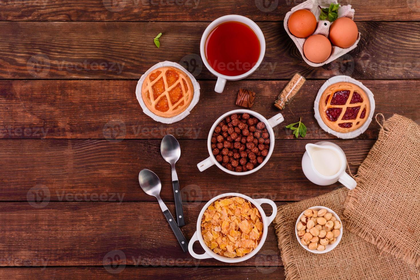 leckeres und nahrhaftes Frühstück mit Müsli, Müsli und Nüssen. gesundes Essen foto