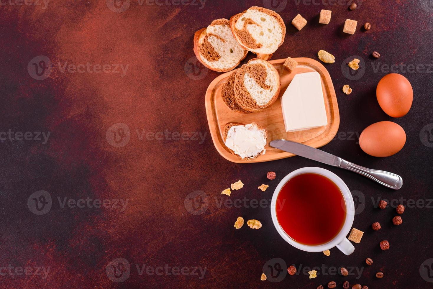 leckeres und nahrhaftes Frühstück mit Müsli, Müsli und Nüssen. gesundes Essen foto