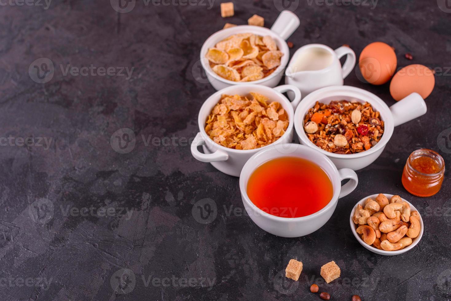 leckeres und nahrhaftes Frühstück mit Müsli, Müsli und Nüssen. gesundes Essen foto